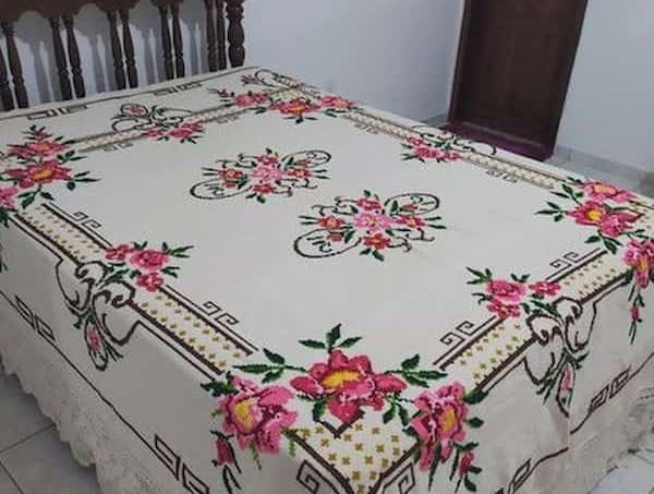 تصویر 2 از رو تختی گل‌ دوزی شده دستی با طراحی سنتی